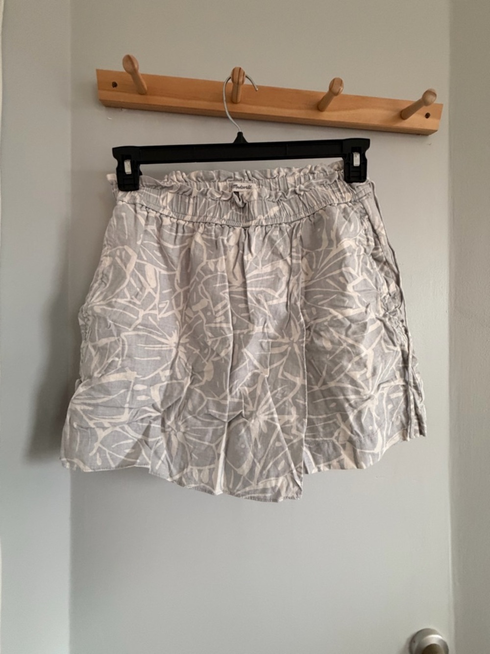 Madewell Gray and White Tropical Print Skort